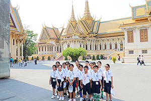 JPA Image Gallery - Middle school students pose for class photo at Royal Palace in Phnom Penh - Jay Pritzker Academy, Siem Reap, Cambodia